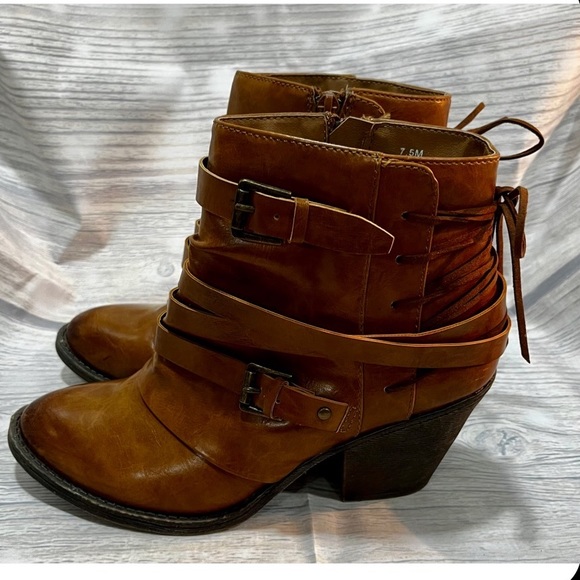 Adorable Carmel Brown Boots- Pop- Size 7.5 - Picture 2 of 8